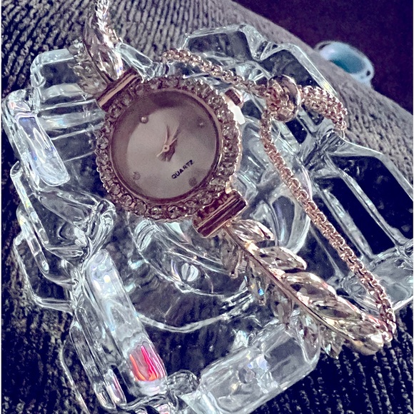 New Vintage style  adjustable CZ watch in gold tone - Picture 2 of 4